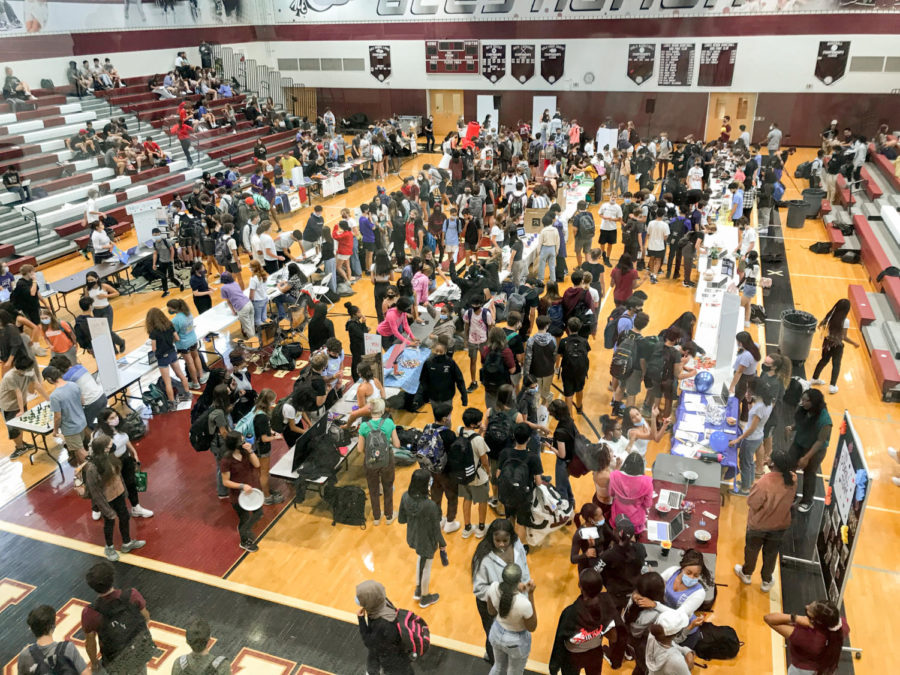 Students peruse activities in the Bryant Gymnasium and lower atrium. Club leaders reported record sign-ups | Photo courtesy of Anika Xi 23